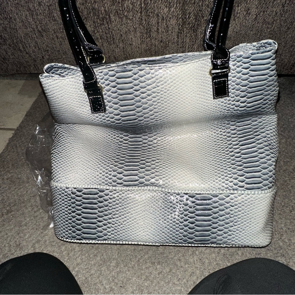Samantha Brown Croco-Embossed Insulated Drop Bottom Tote - Picture 4 of 12